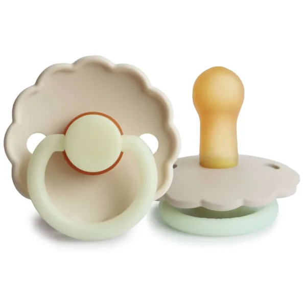 The FRIGG line of night rubber pacifiers is thoughtfully designed for your baby's comfort with a ring and knob that gently glows in dark settings. The outward curve keeps the pacifier off their delicate skin, and keeps your baby safe with features like air holes and a security handle. Kidsbloom.ee