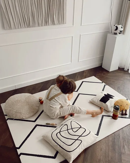   Eeveve high-quality play mat is very soft and has a waterproof surface. Ideal for playing, learning to crawl, roll over, and much more! Pattern: Ecru; Autumn Gold Kidsbloom.ee
