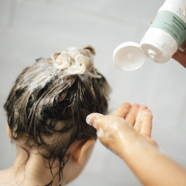 Naif niisutav pisaravaba šampoon puuvillaseemne ekstraktiga