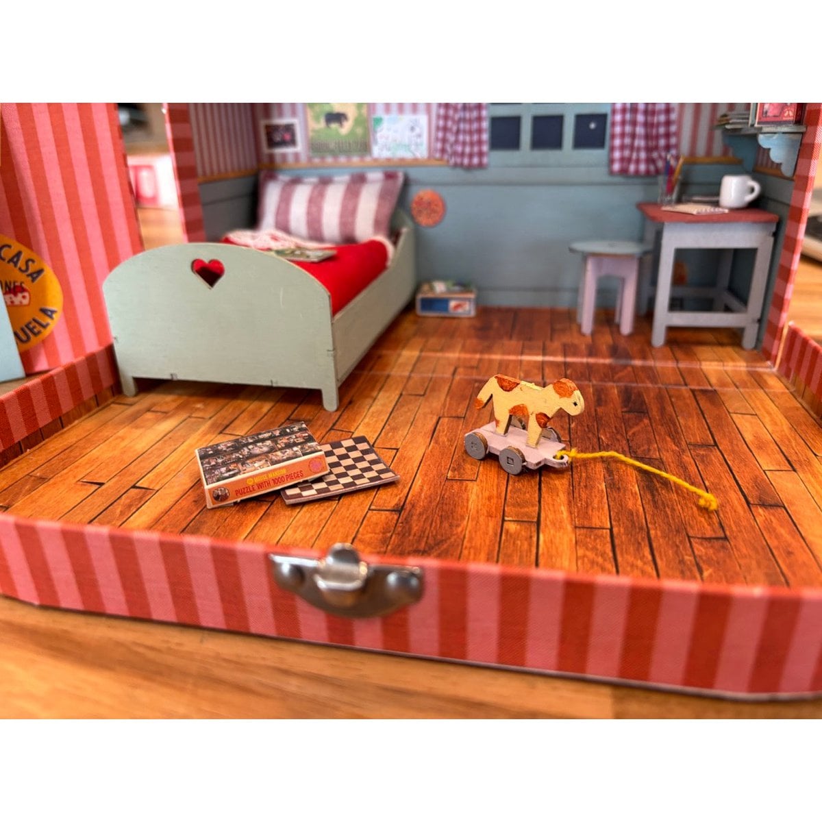 Sam ja Julia mängukohver magamistuba Sam ja Julia mängukohver magamistuba