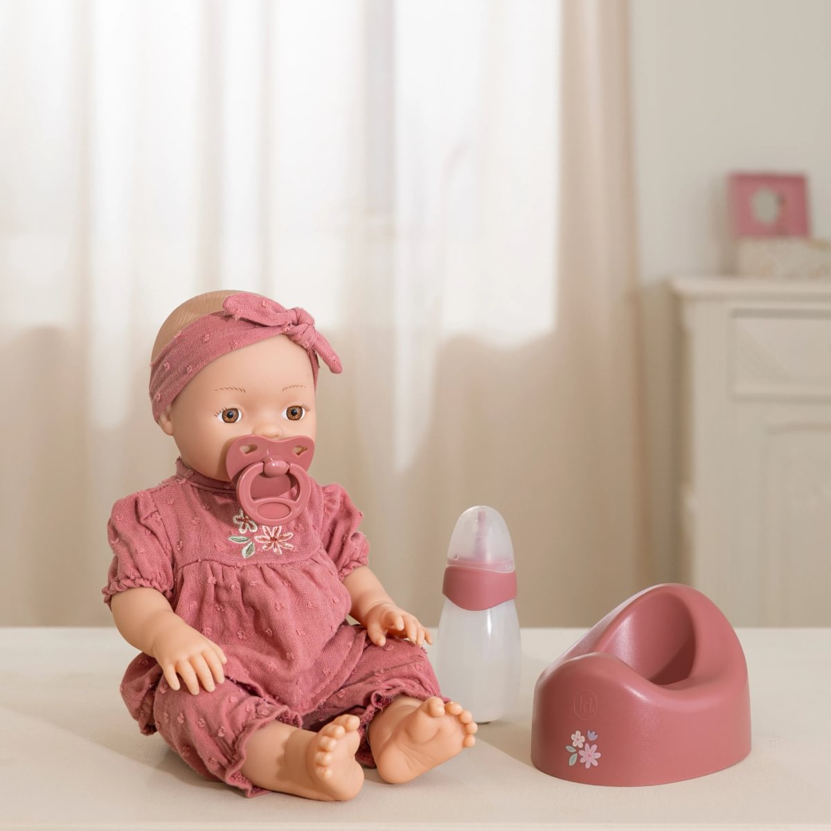 Little Dutch beebinukk Livia - joob ja pissib Little Dutch beebinukk Livia - joob ja pissib